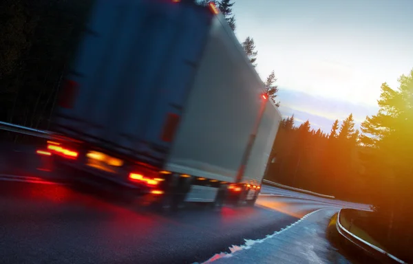 Nákladní automobil na silnici — Stock fotografie